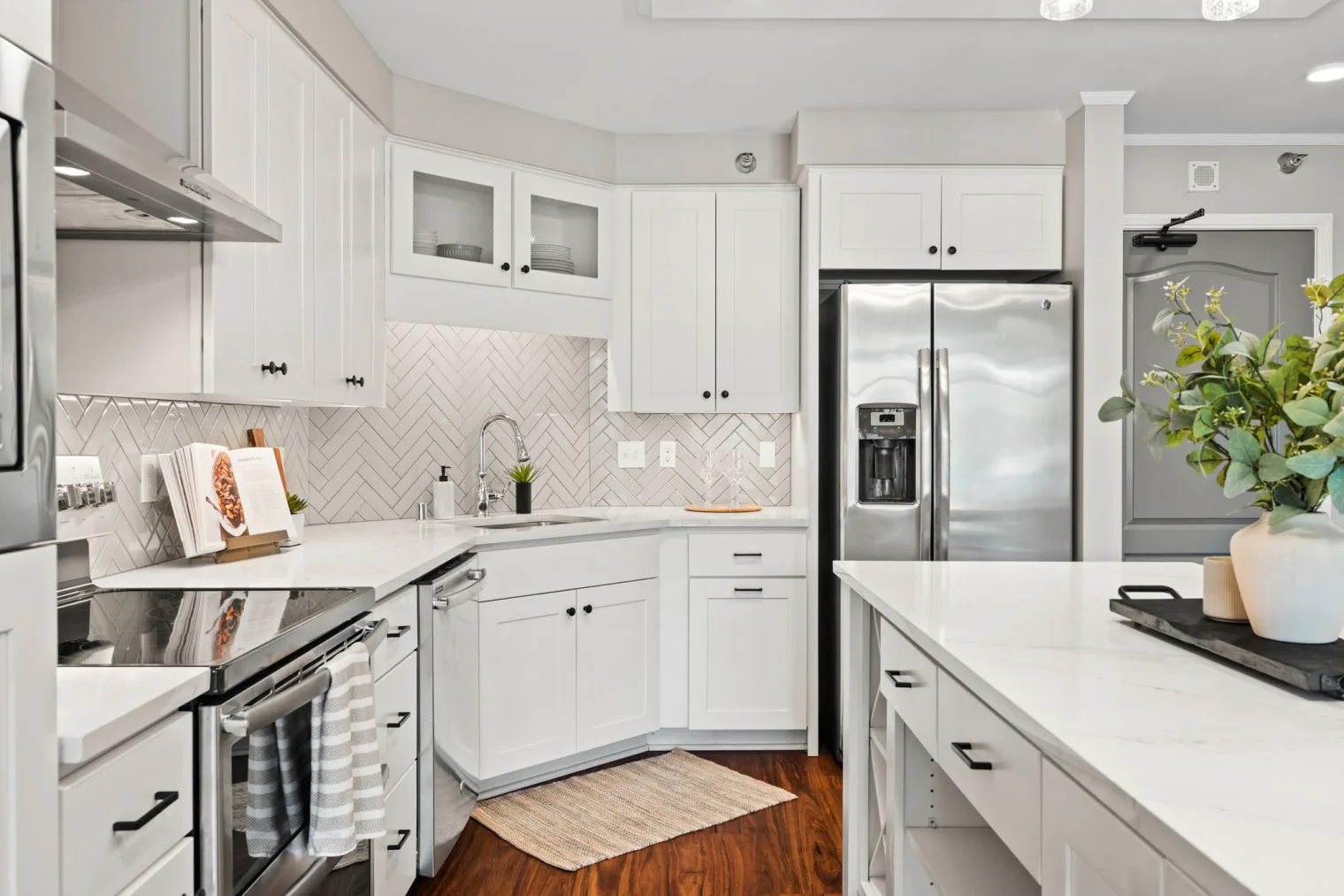 111 web or mls 2900 thomas ave s 111