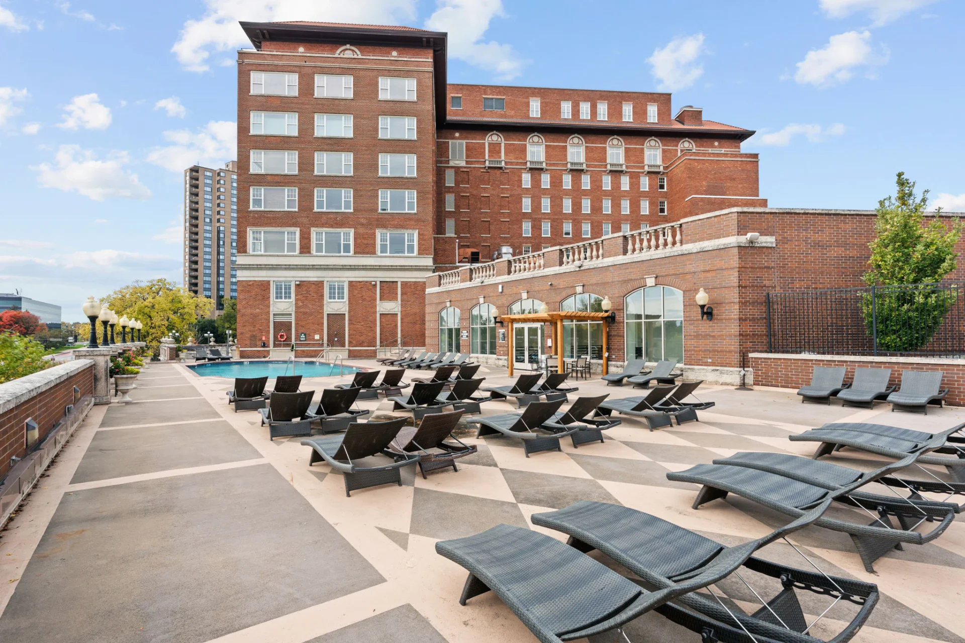 39 web or mls 2900 thomas ave s 39