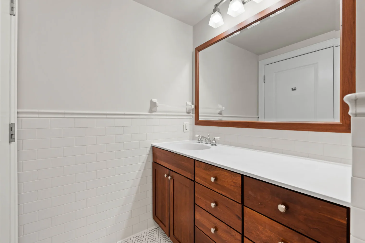 90 web or mls 2900 thomas ave s 90