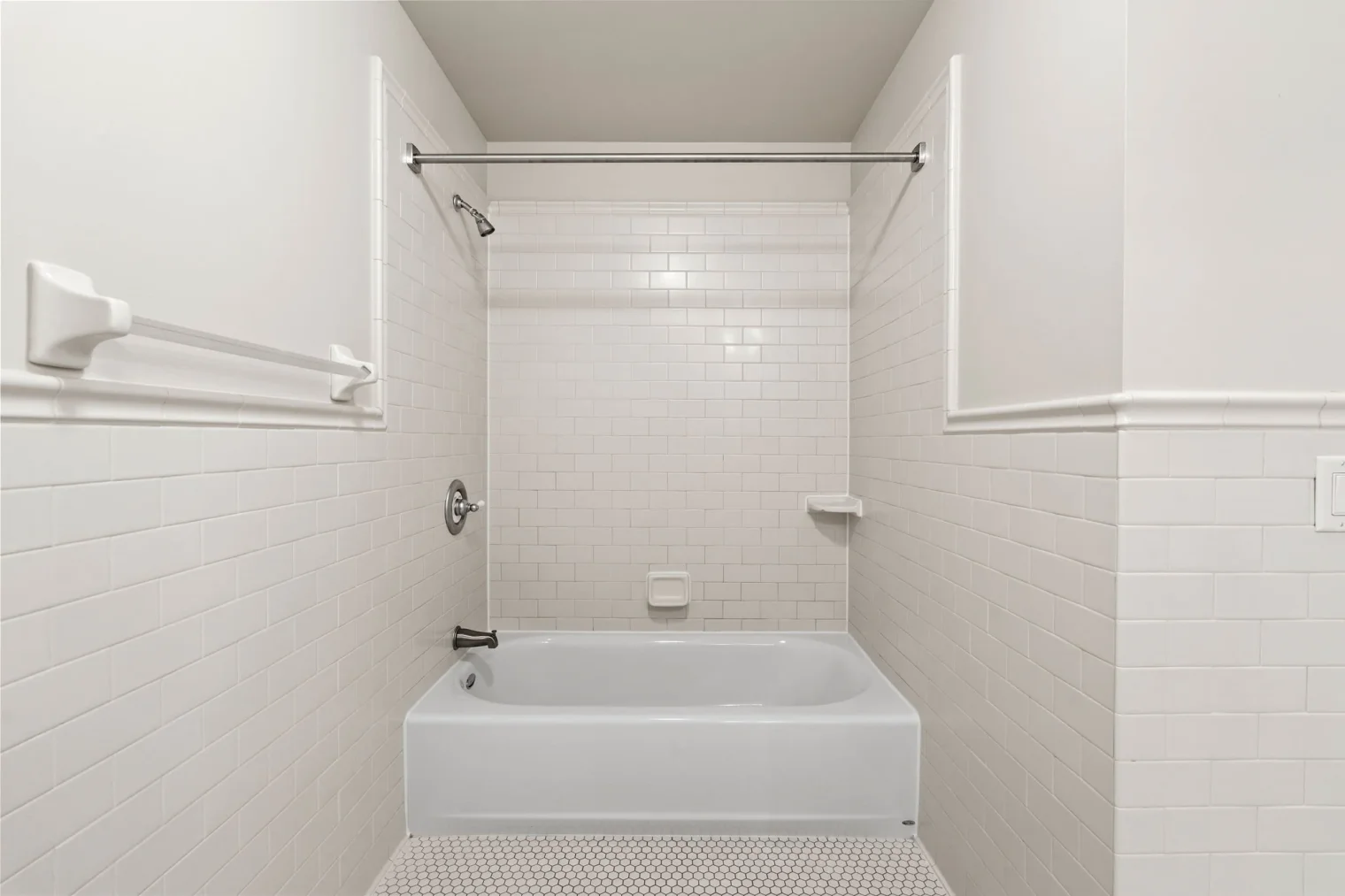 93 web or mls 2900 thomas ave s 93